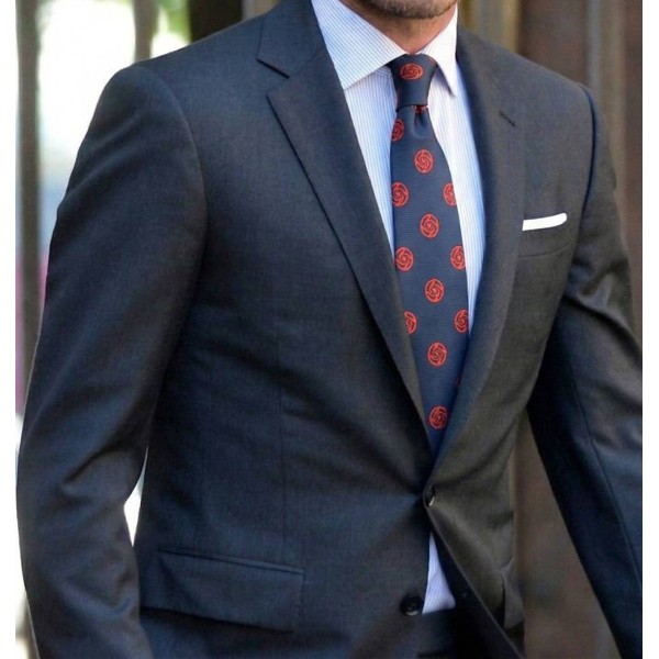 Jujutsu Kaisen Krawattensymbol in Marineblau